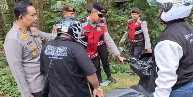 Polisi Membantu Kendaraan Wisatawan yang Kesulitan Menanjak di Telaga Sarangan