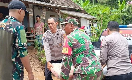Baksos Polsek Jatirejo dan Penyaluran Bansos untuk Warga Terdampak Longsor