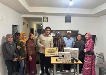 Legislator Jatim Serahkan Mesin Jahit Elektrik untuk Lansia Rentan di Wiyung