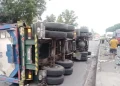 Truk Tangki Tabrak Tronton di Jalan Babat-Lamongan Mengakibatkan Kemacetan