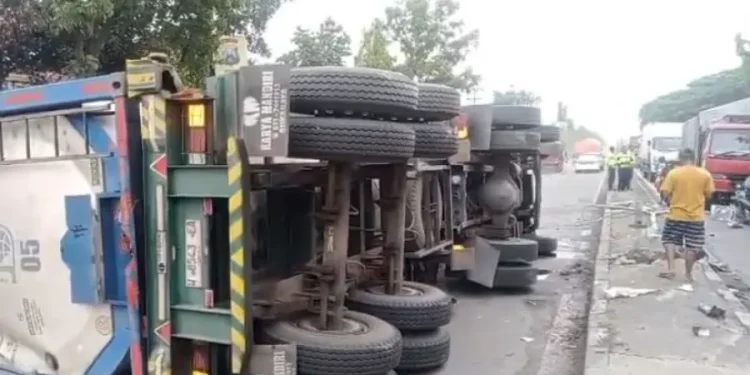 Truk Tangki Tabrak Tronton di Jalan Babat-Lamongan Mengakibatkan Kemacetan
