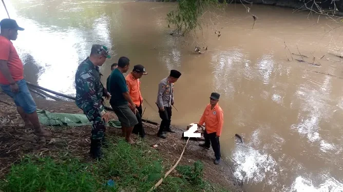 Mayat Pria Ditemukan Mengambang di Jombang dengan Luka Pelipis dan Mulut Berbusa